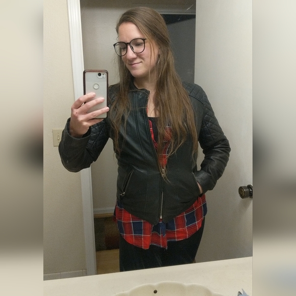 Meet your Posher, Amie - Picture 2 of 4